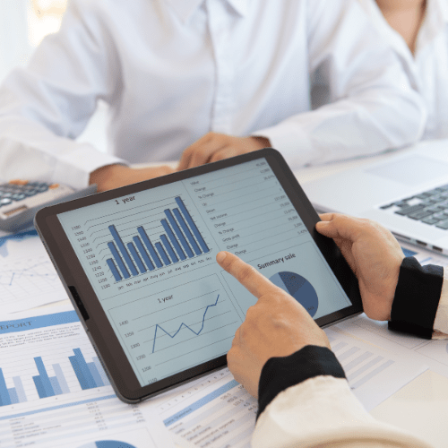 Tablet mit Finanzdiagrammen, das Finanzplanung und Beratung symbolisiert, unterstützt durch maßgeschneiderte Anlagestrategien.